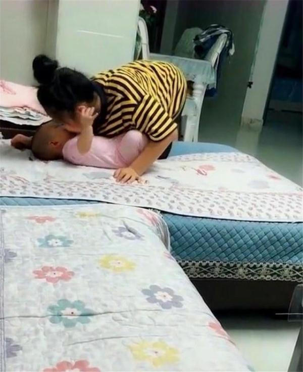 自从有了弟弟妈妈的宠爱,自从家里多了个小天使全家都欢喜