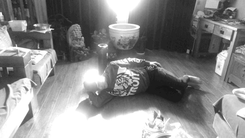 蛙泳的手脚技术动作和练习方法,蛙泳的腿部动作要领图解陆地