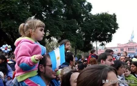 国庆节的来历和习俗简单一点,国庆节的由来和国庆节习俗