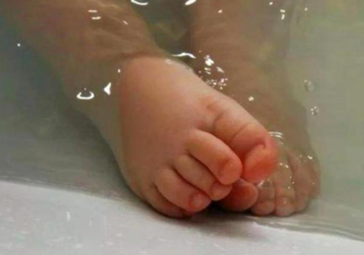 孩子被烫伤母亲自责了,孩子被开水烫伤大人自责