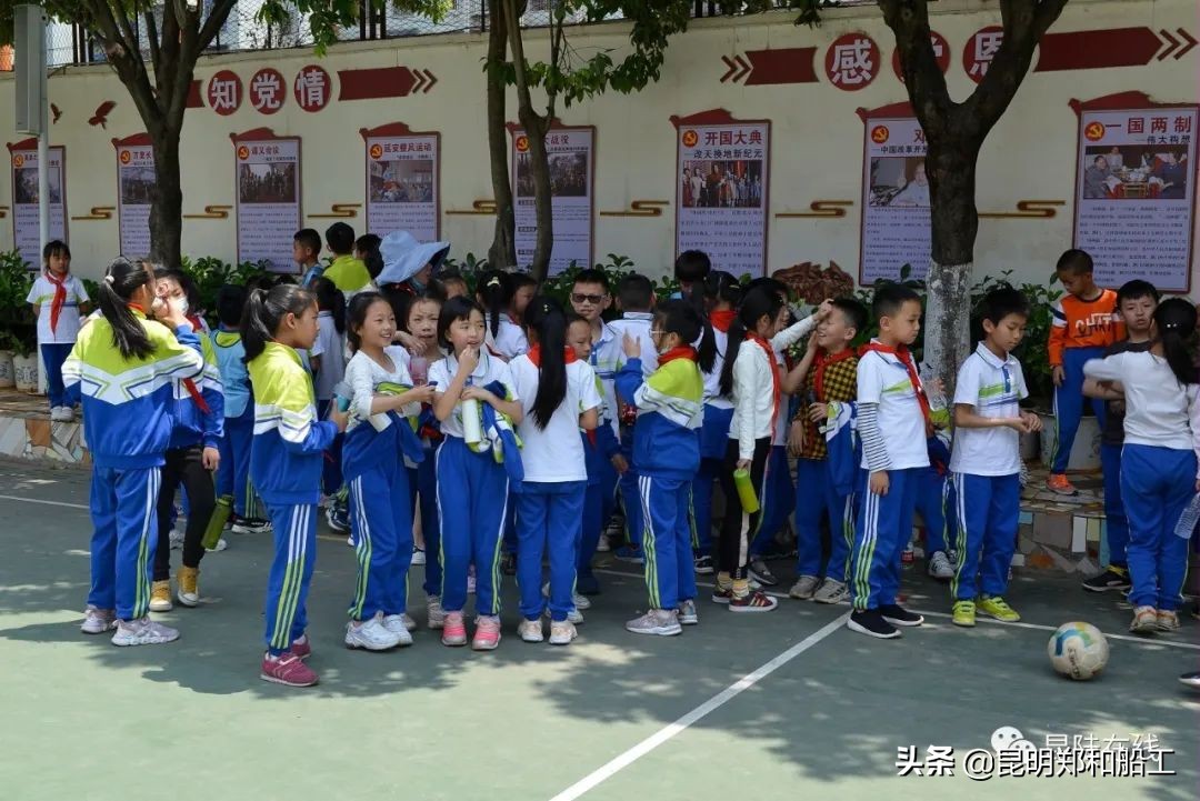 有限的场地无限的足球--新迎二小首届昆陆敦搏杯班级足球联赛开幕