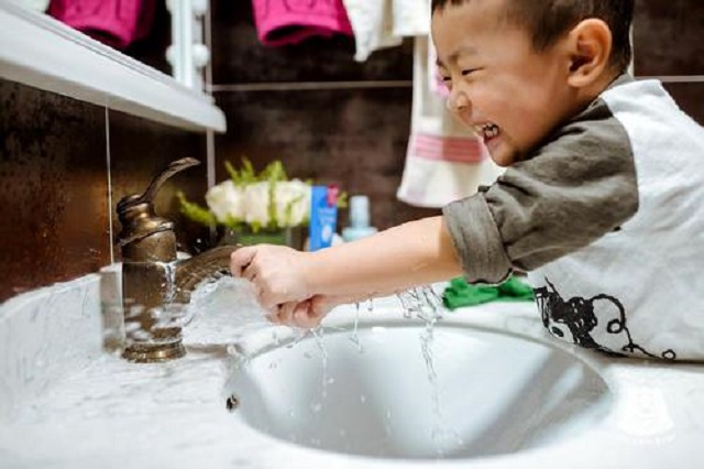 妈妈上厕所孩子吃东西,妈妈上厕所宝宝吃东西