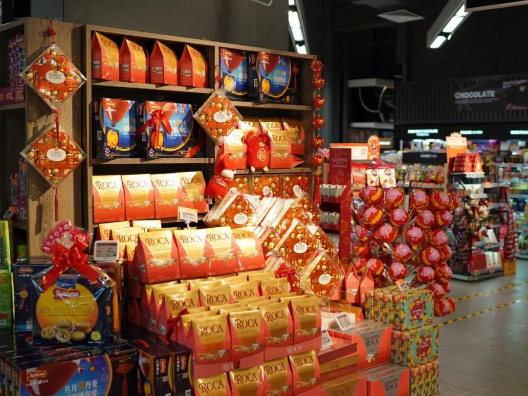 过年去超市囤货,过年没来得及买年货