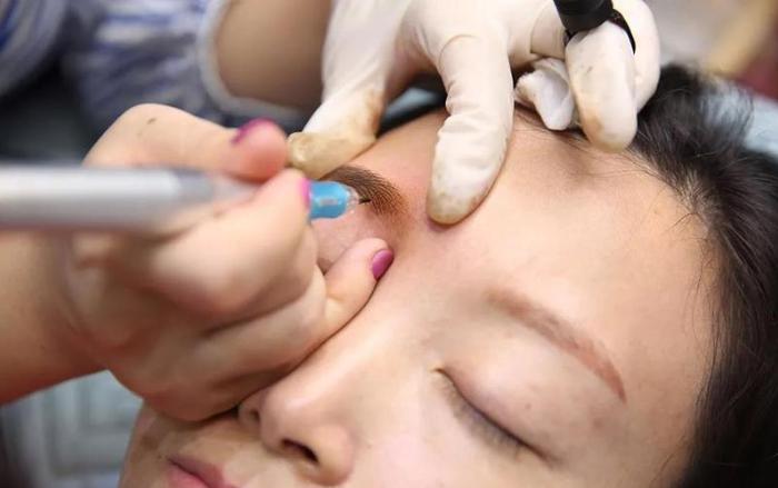 纹眉半年后眉毛颜色深了怎么改浅,如何让纹眉几年后发红的眉毛不红