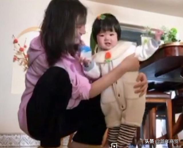 唐一菲凌潇肃上街永远戴墨镜,唐一菲凌潇肃唱歌完整版