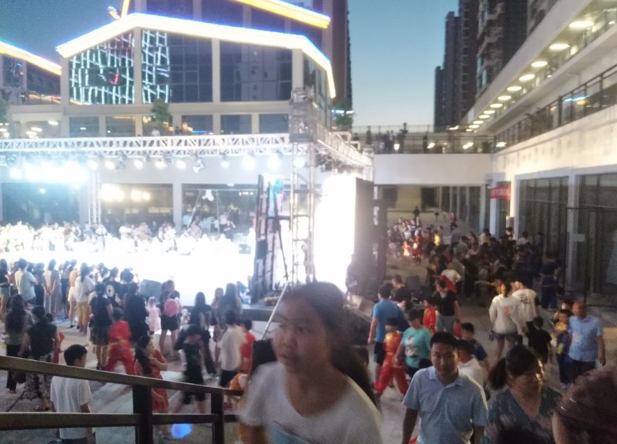 火爆｜N多品牌服装扎堆入驻宝丰观府·万象天街，潮生...