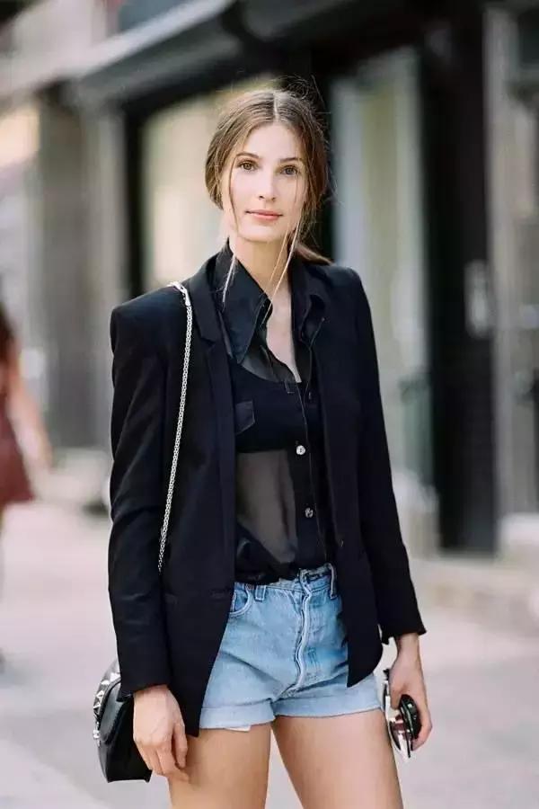 夏天透的衣服里面穿什么内搭,什么样的衣服夏天穿最有质感