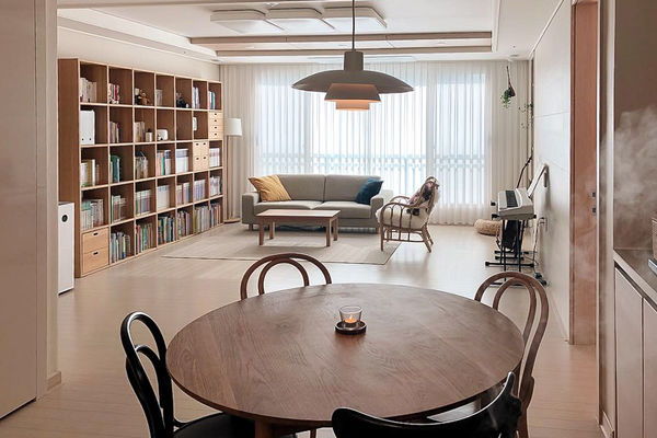 适合一家四口的书房式客厅 (五口之家客厅书房一体设计)