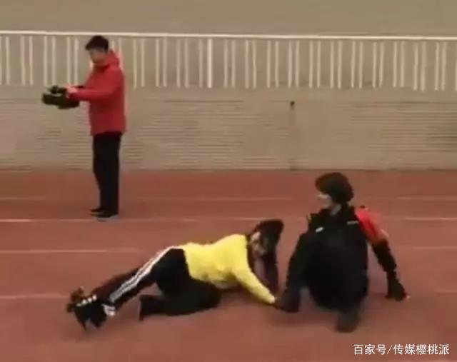 柳岩又摔倒了！在一次成功跌上焦点，艳压全场，网友跌的好