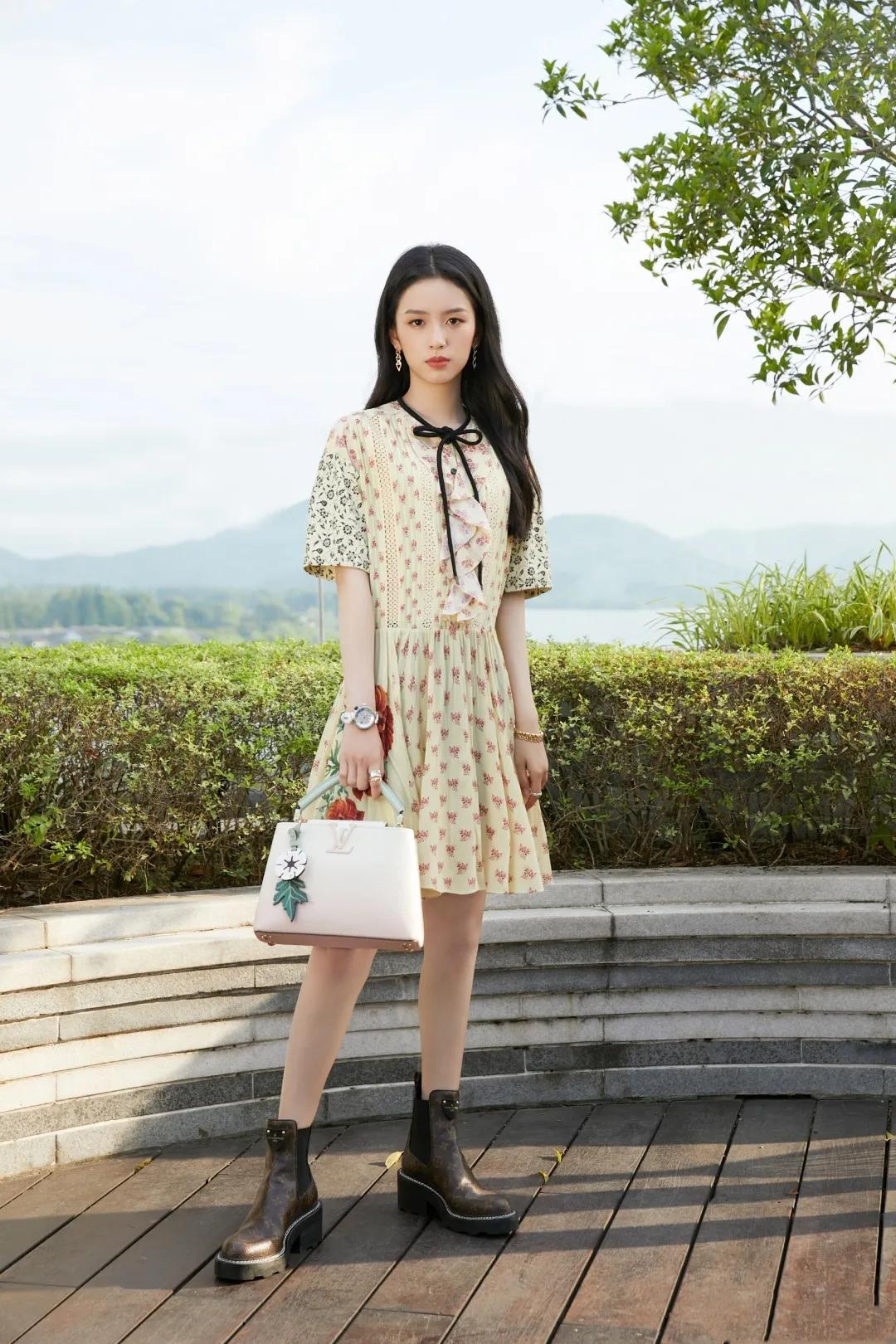 何穗冬天穿衣搭配技巧 (何穗的日常穿搭简单大方又有气质)