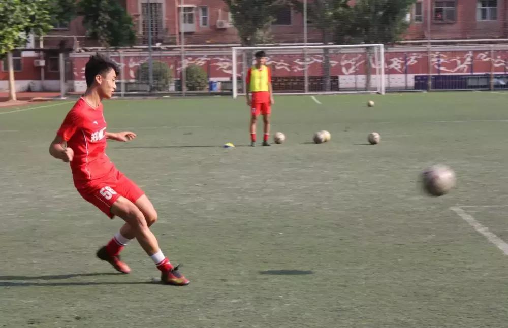 中国媒体团考察,探访全国足球特色学校