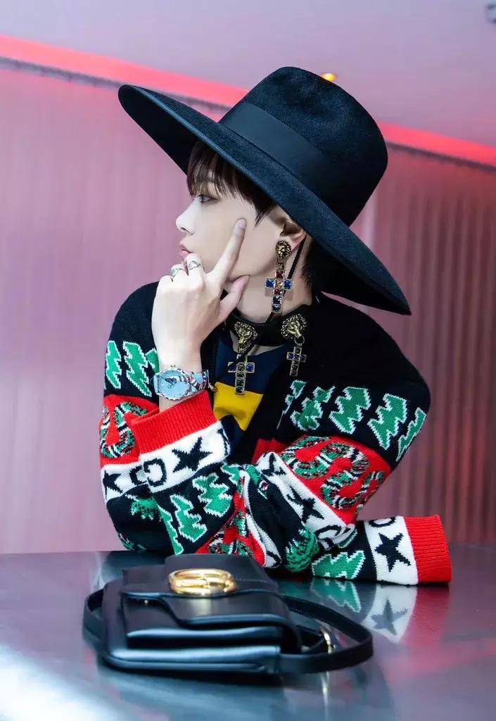 女子买名牌包,现代女孩包包排行榜