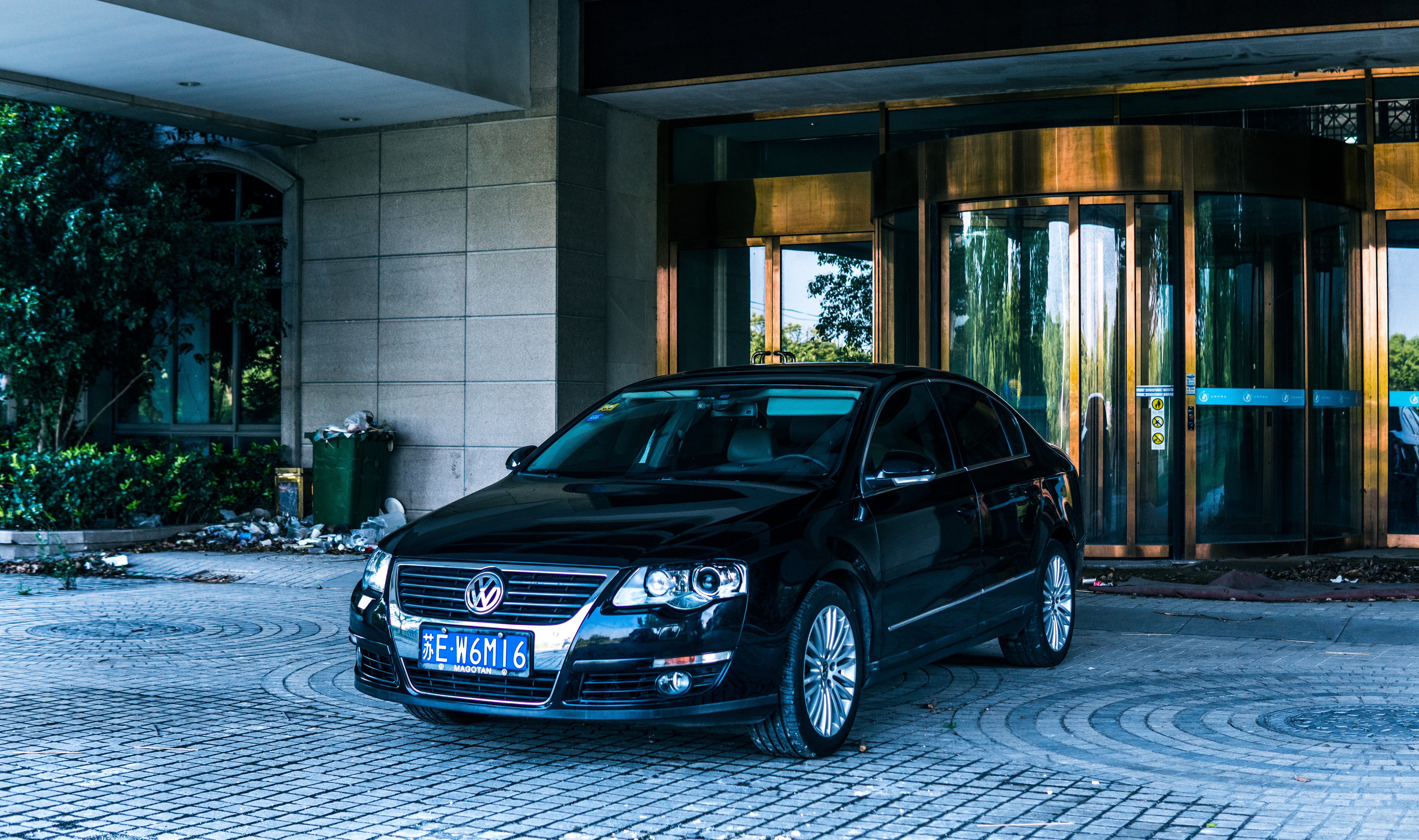 开着曾经的最美大众探寻废弃城堡，如今B6迈腾还值得购买吗？