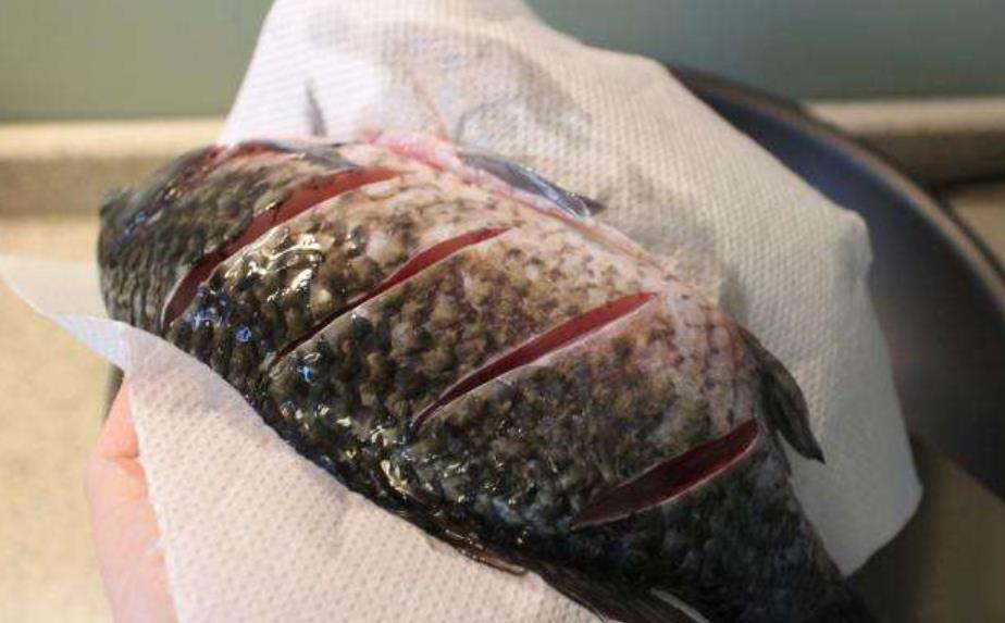 把鱼汤炖白只需要2个技巧,鱼汤怎样炖会炖成奶白色