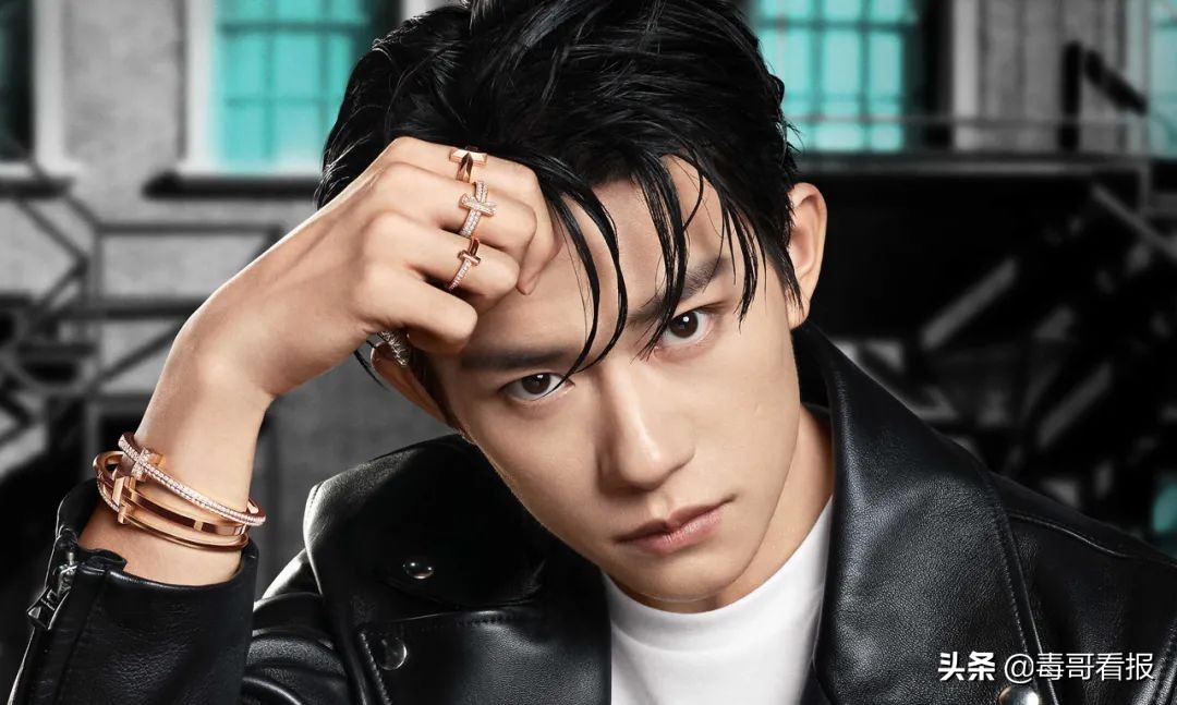 简约的首饰往往是穿搭的必杀技,首饰穿搭