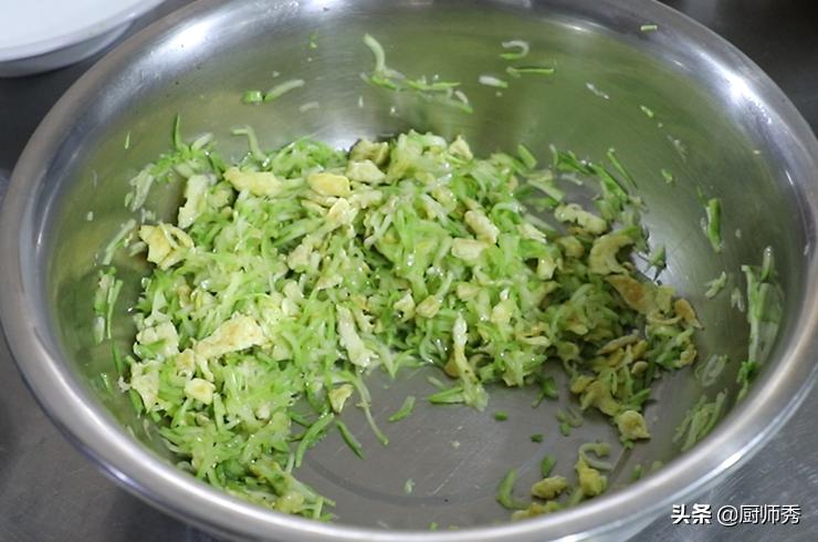 做西葫芦鸡蛋馅饺子的视频,怎样制作西葫芦鸡蛋馅饺子