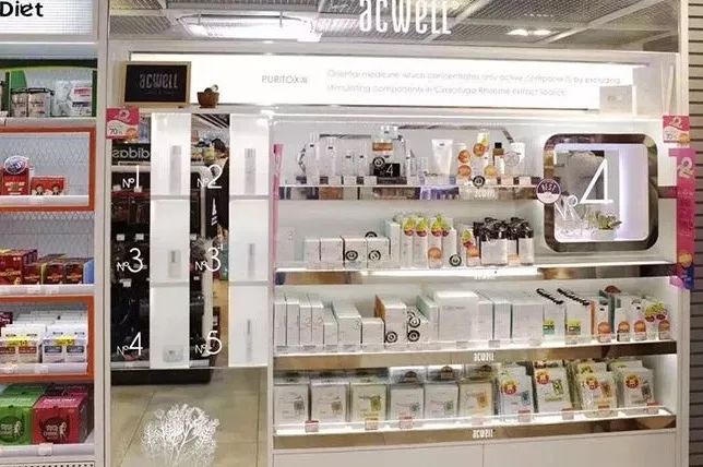 背1万包包去买菜,背十万的包去买菜