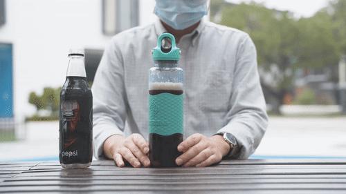 还在用双手费劲拧杯盖？我只要3根手指，1秒就开了！