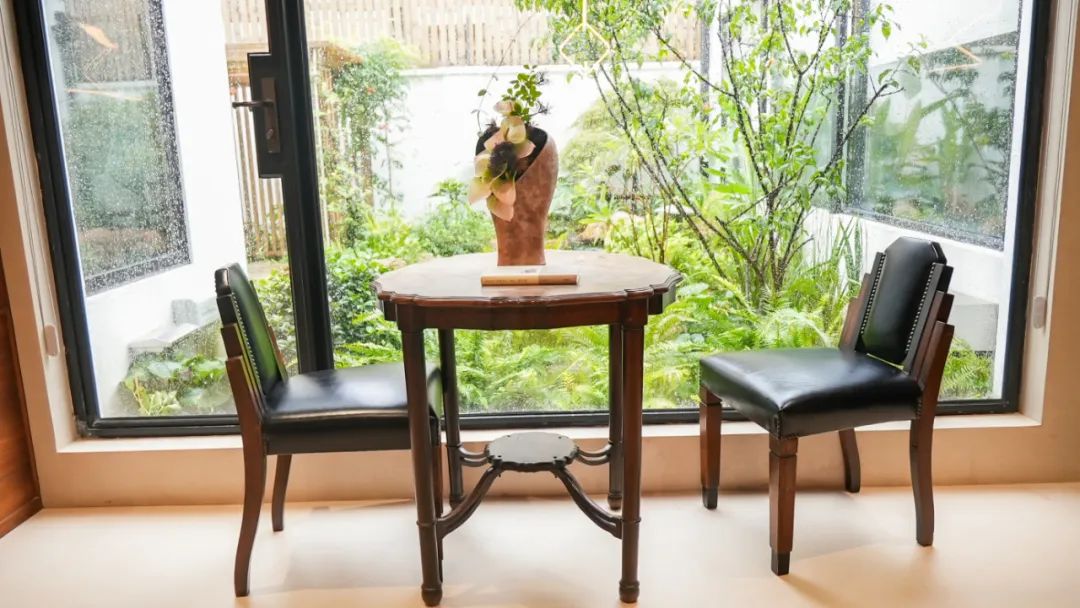 住在上海闹市400平的房子里，花开不败，开窗见池塘，太羡慕了