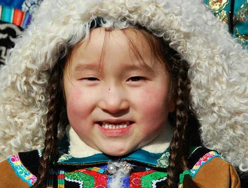 蒙古人是什么肤色的人种,蒙古人属于白种人和黄种人