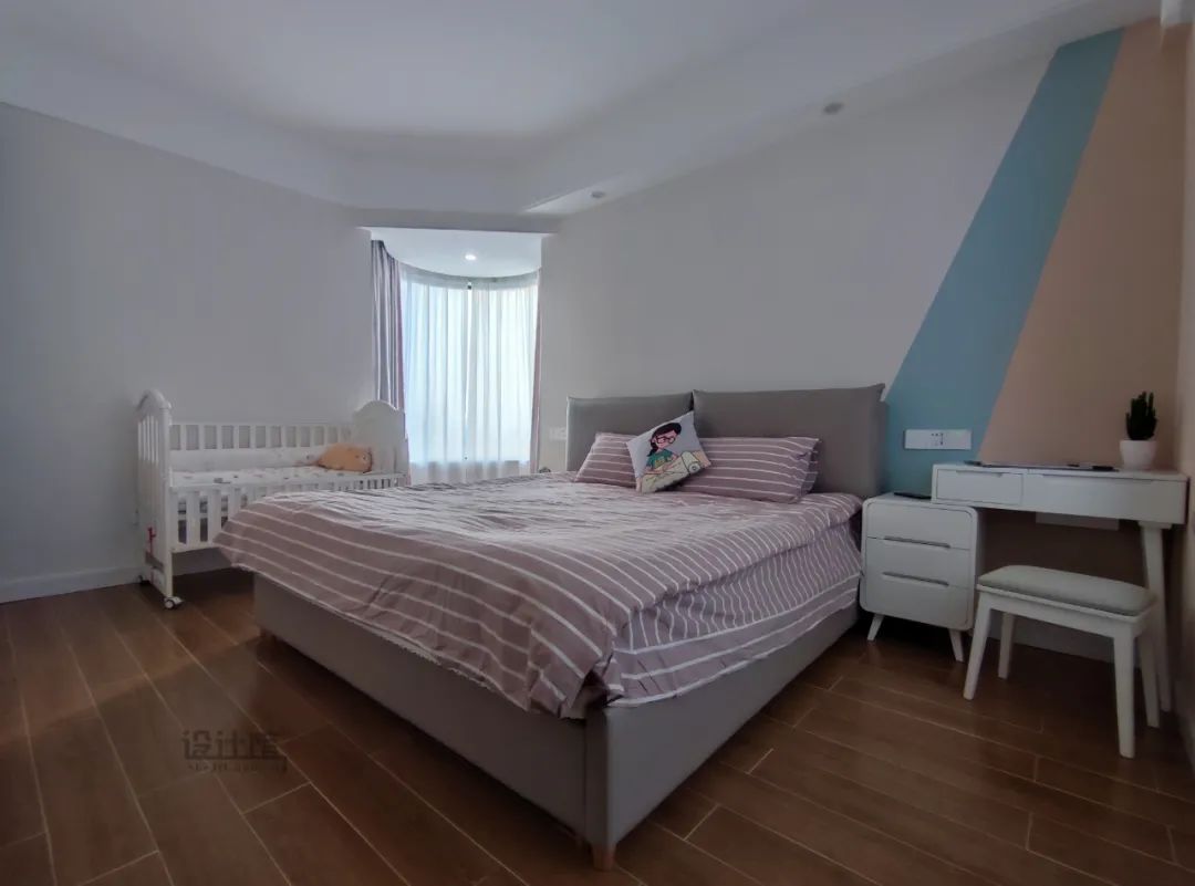 床在中间怎样布置自己的房间,房间床位怎么布置