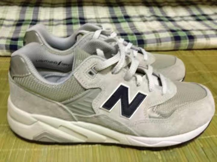 yeezy高仿鞋和正品对比,正品和高仿鞋看的出来吗