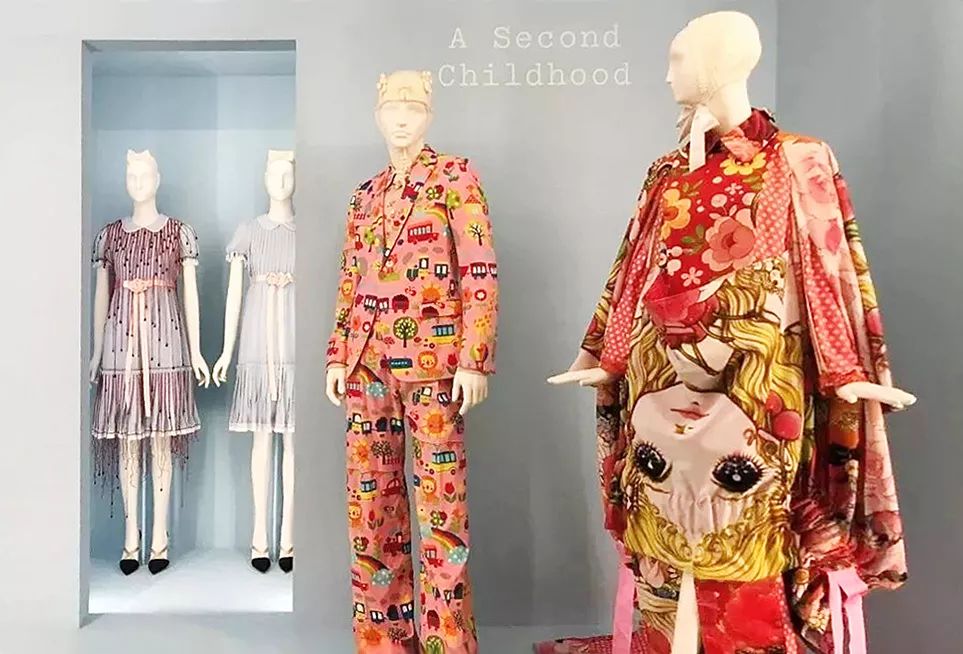 摇滚、坎普、Kaws：狂野又优雅的七月看展指南