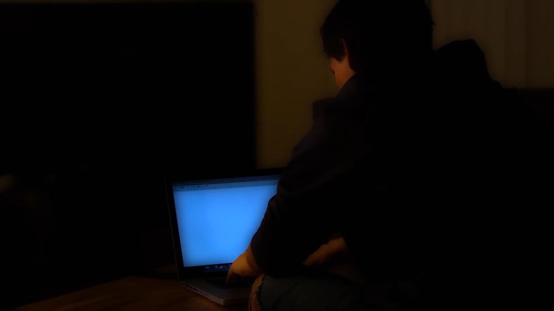 为了寻找UFO，他黑入了美国国防系统