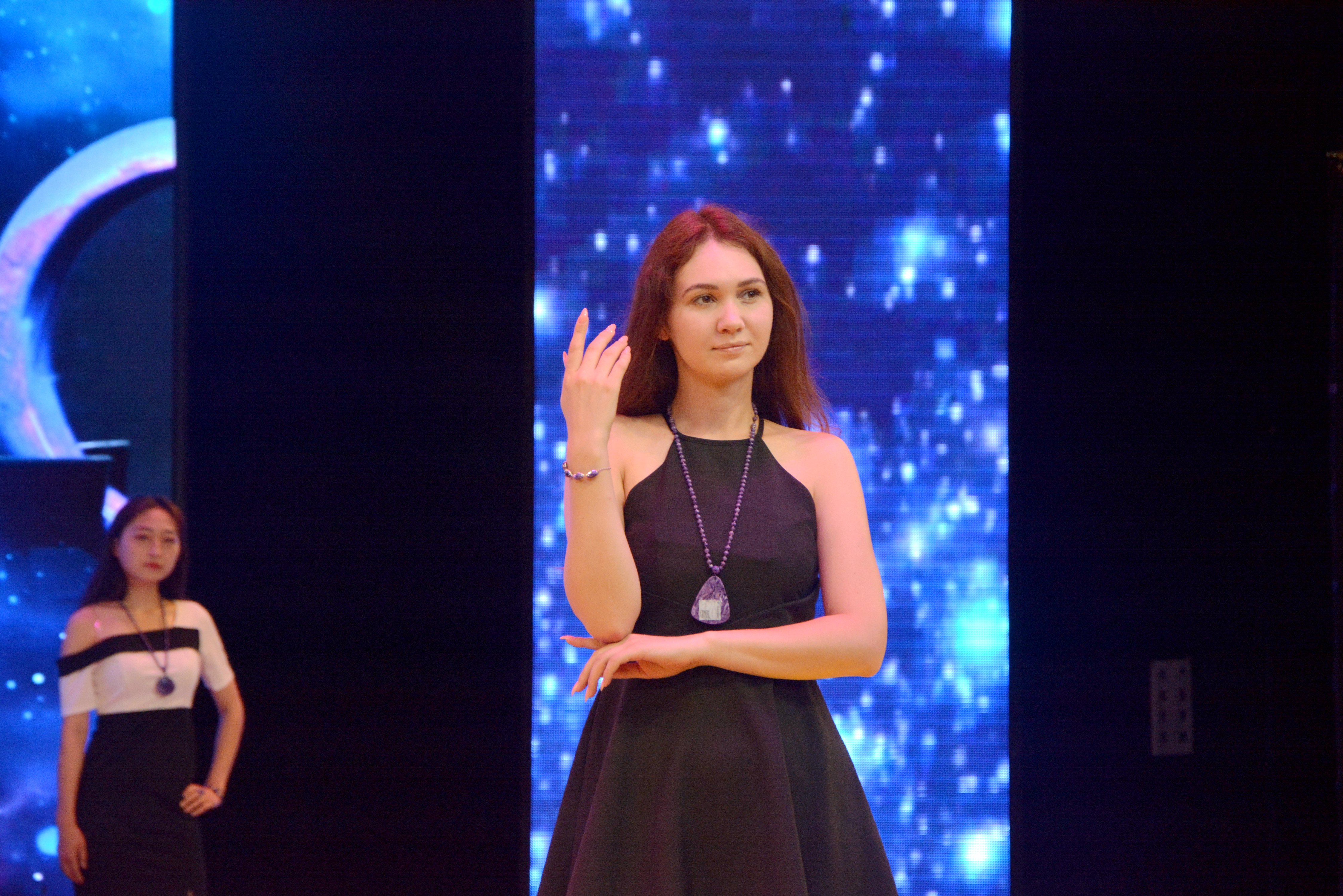 浜戠high娲诲姩,涓滃畞瀹濈帀鐭宠妭