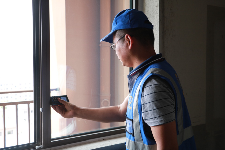 什么情况！青岛即墨正大·佳源都市“渣渣墙”用钥匙就能抠出洞