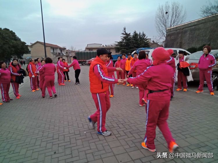海州体育馆一路同行健步队,连云港微马海州健步队
