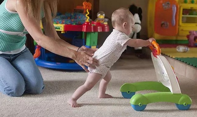 宝宝走得早会影响腿型发育吗,婴儿几个月练站不影响腿部发育