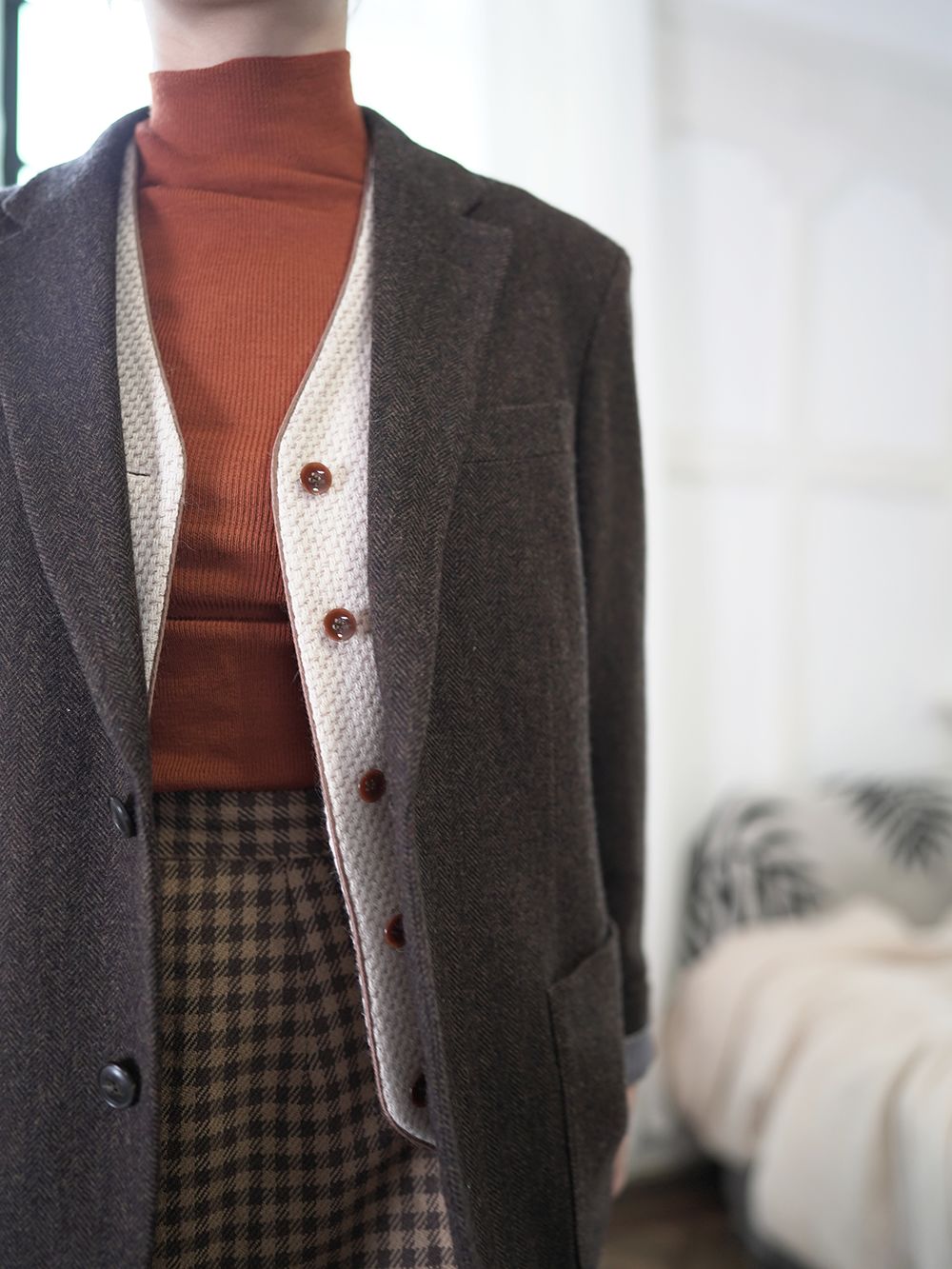 杏色大衣内搭什么颜色毛衣好看,深蓝色大衣内搭什么颜色的毛衣