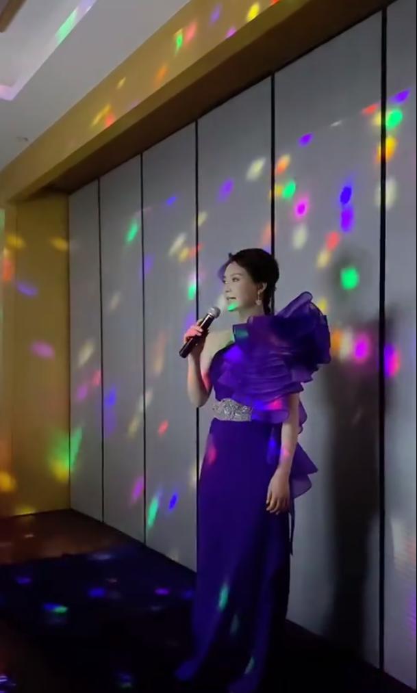 43岁陈数疑整容脸肿显老气,43岁的陈数图