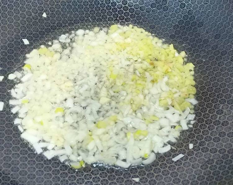 小河虾怎么炸又酥又脆配洋葱,小河虾怎么炸又酥又脆不回软