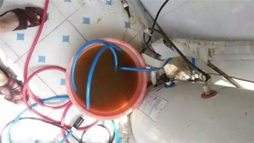 电热水器洗澡出水少、不热怎么办?跟老师傅学一招,一修便好