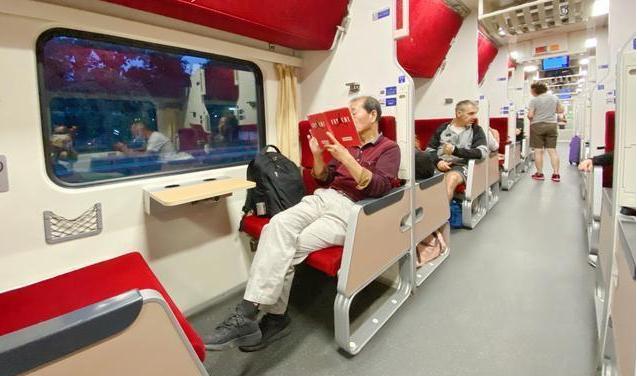 泰国火车卧铺比国内卧铺舒服,乘坐泰国高铁