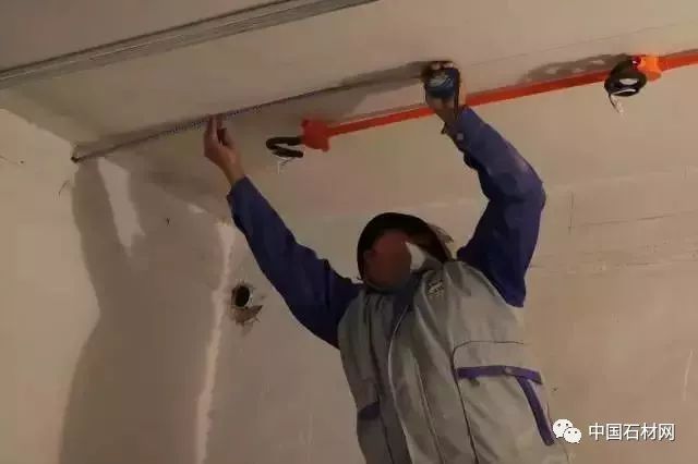 地面石材铺贴多少钱一平方,干挂石材地面怎么铺贴