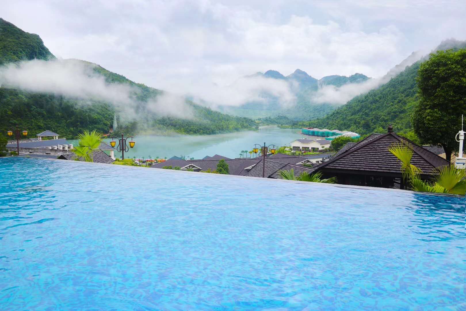 韶关的世外桃源，泡巴厘岛温泉，观小黄果树瀑布，享山景无边泳池