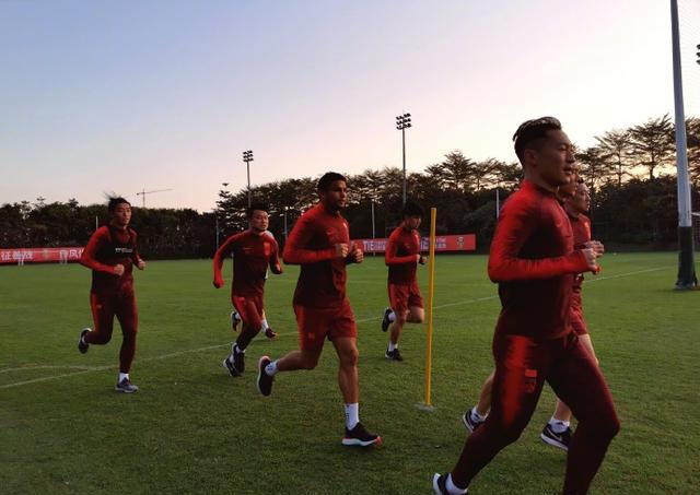 国足或因强度训练尽显疲态,国足间歇跑
