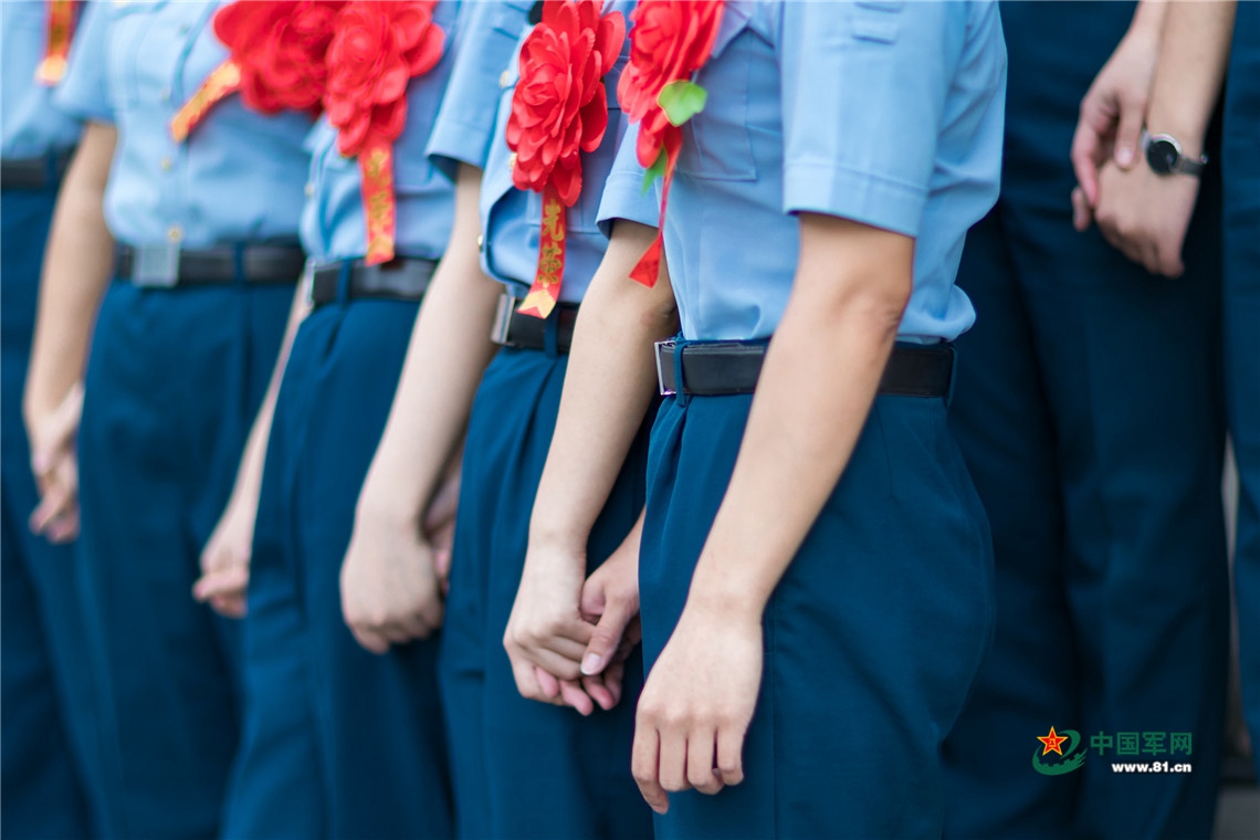 退伍女兵脱下戎装军心不改,女兵退伍回忆照