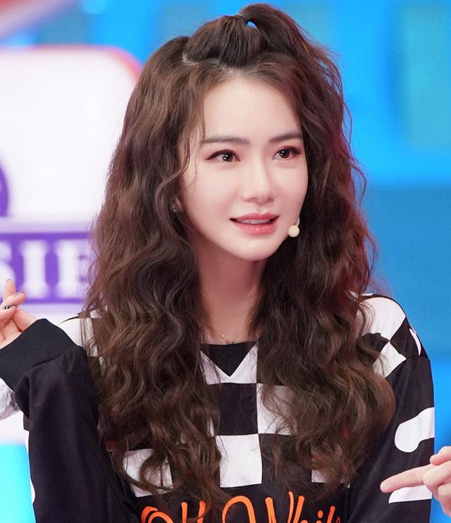 方圆脸女生适合黑长直还是微卷发,适合圆脸女生的自然长直发型