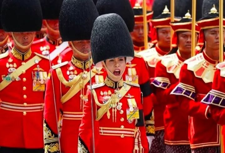 泰国国王废除王妃,泰国王妃诗妮娜封位
