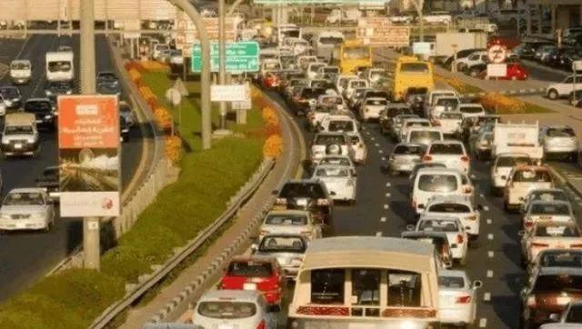 半坡堵车怎么操作手动挡,手动挡半坡遇堵车怎样停车