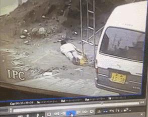 男子触电浑身抽搐倒下成功自救,触电事故及现场自救