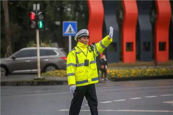 “30多年前，我也有个明星梦！”这位帅大叔自创“五部曲”指挥交通，晋升网红“口哨哥”！