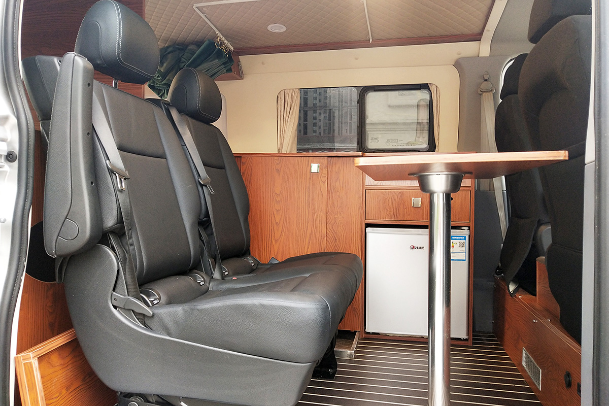 短轴B型还带折叠抽拉式卫生间远足也可冲凉的小胖虎房车