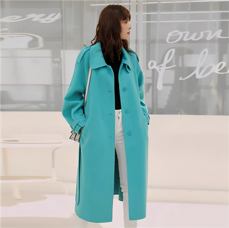 浅灰色打底衫秋冬高级感,燕麦色针织打底衫