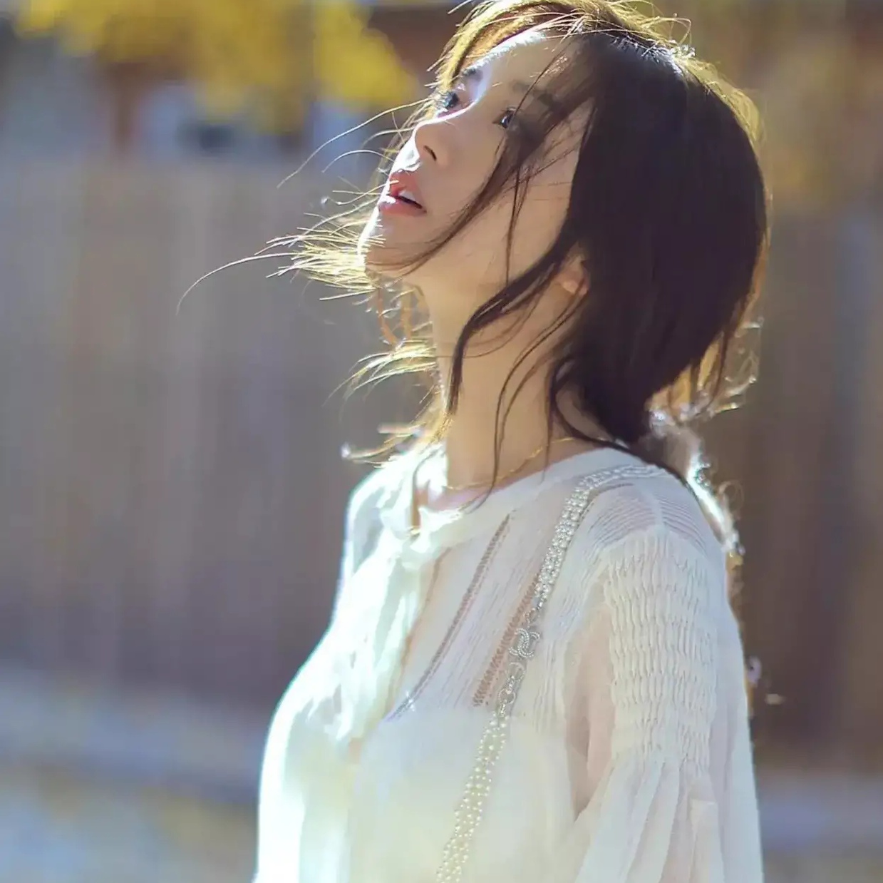 只要欲望的潮水不退都可以裸泳