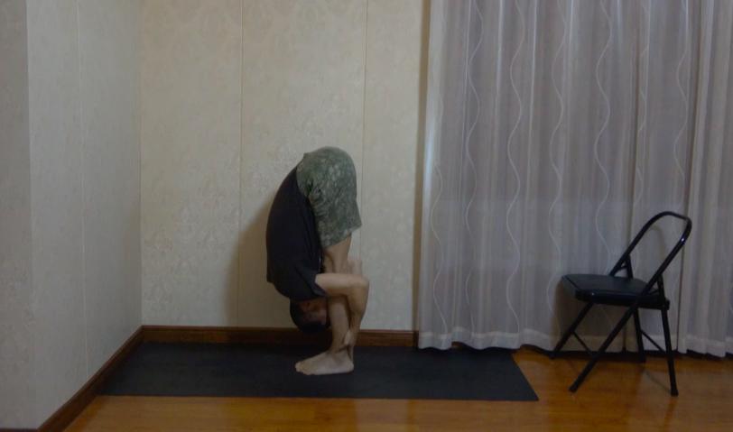 跪立下腰手摸地板基本功训练视频,深入前屈练习技巧